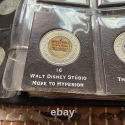 L'ensemble complet du livre et des 55 pièces des Décennies Disney